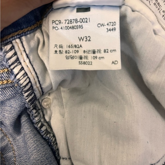 Women’s distressed  Levi’s high rise denim shorts size 32 - Picture 7 of 8